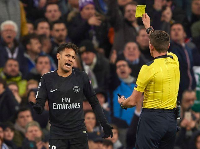 对比内马尔在得红牌时还能笑出来,得黄牌时莫名其妙地委屈,姆巴佩的