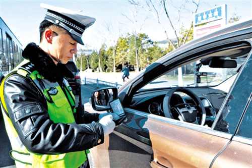 警察拦截可疑车辆,反遭司机开车戏弄,一场警匪追逐战即将上演!