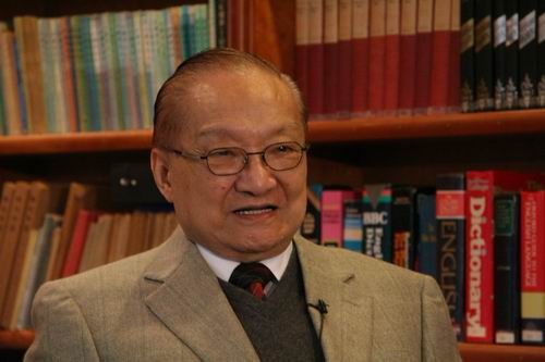 1976年金庸长子查传侠在美国自缢身亡年仅19岁原因为何