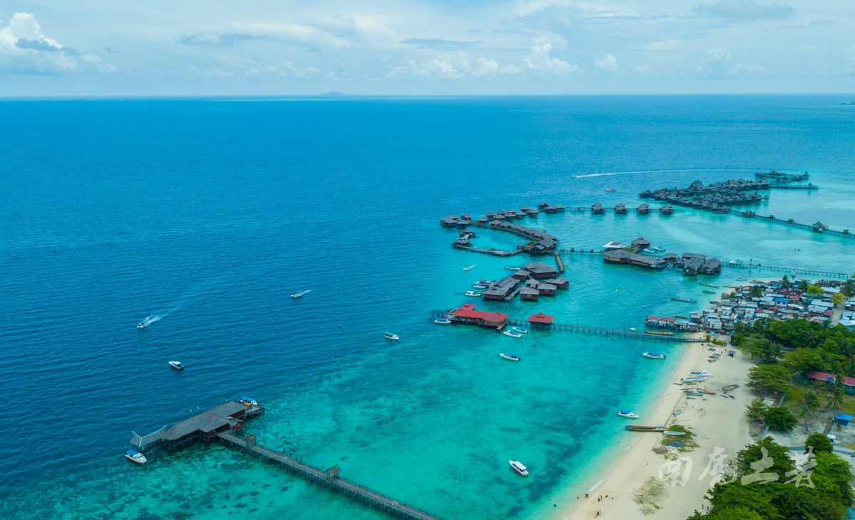 就放飞我的航拍器,意想不到的是,高空俯瞰这片海域,另有一番意境