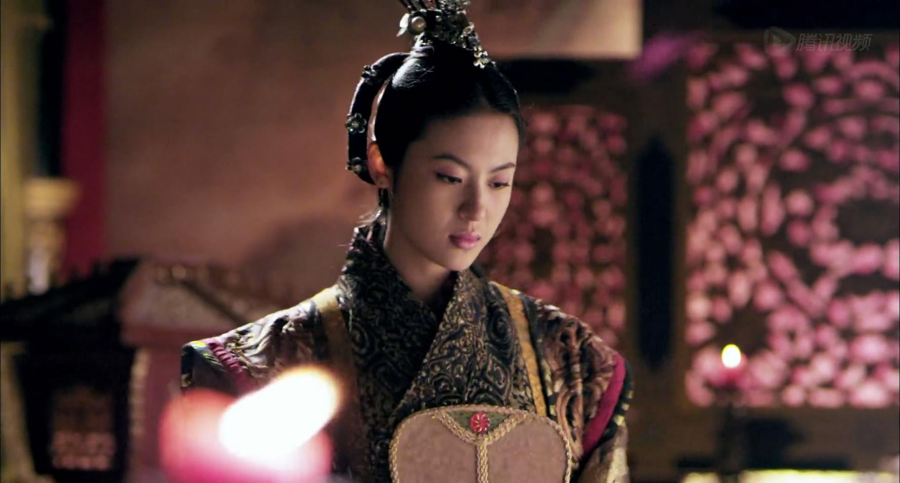 她是亡国公主长得美艳动人, 皇帝病重召她服侍, 却被太子占便宜!