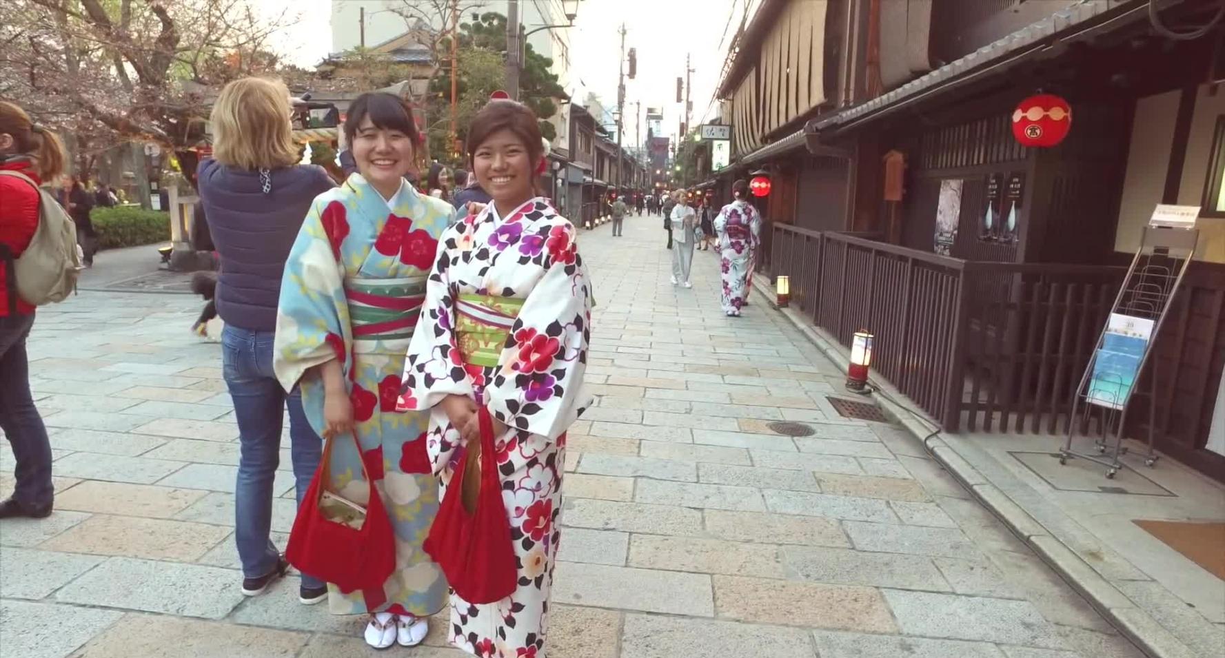 日本街头女人穿和服成群出现, 俄罗斯游客回眸一看