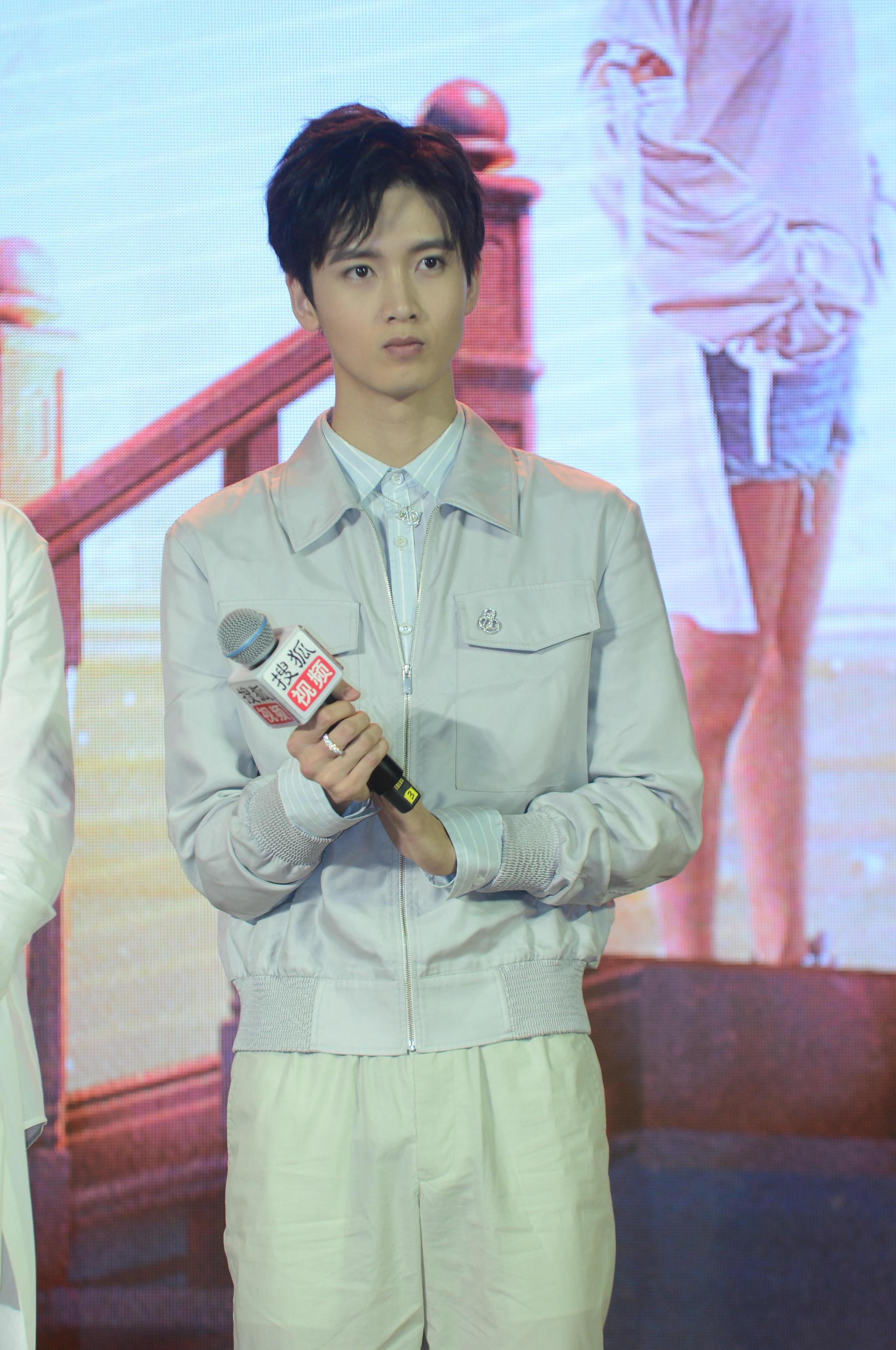 首部快穿剧《炮灰攻略》惊喜上线 严禹豪余玥上演花式下腰抱