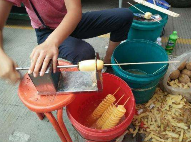 小两口菜市场摆摊卖土豆,一串十片很多人买,月入上万绰绰有余