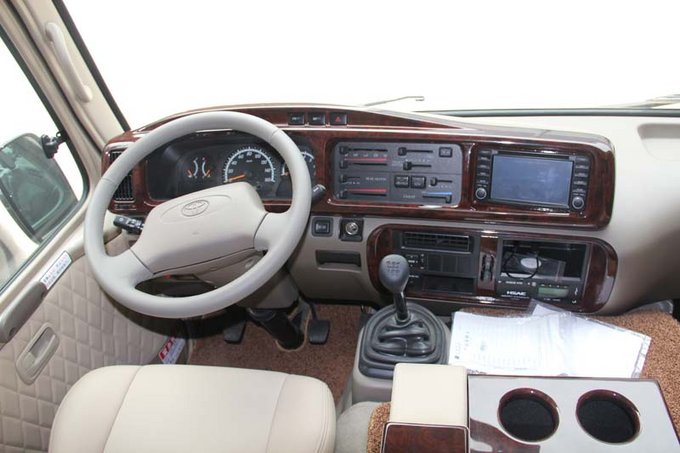 丰田考斯特豪华大客车 全隔断驾驶舱