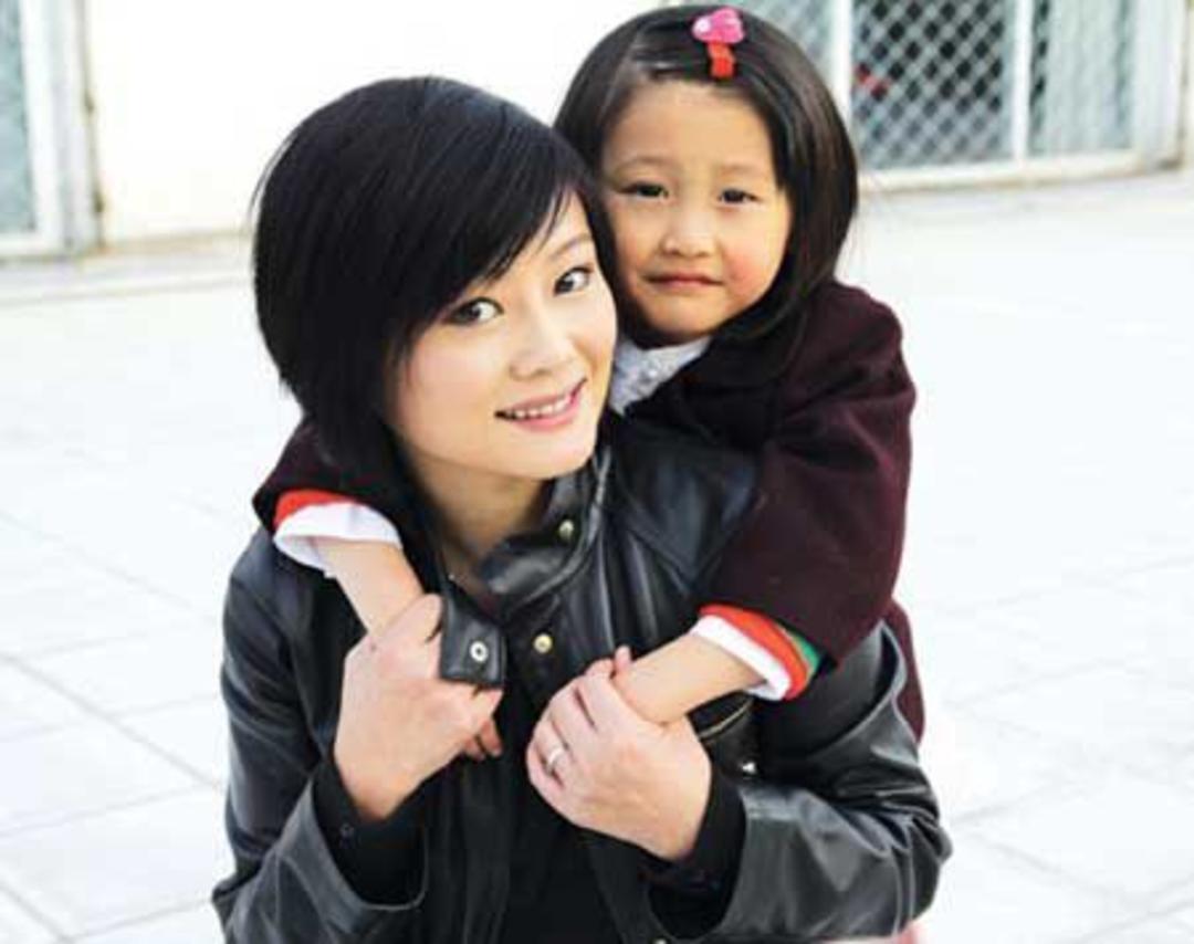 曾是内地身价最高女歌手却被外债逼到夜场卖唱, 现45岁过成这样|何静