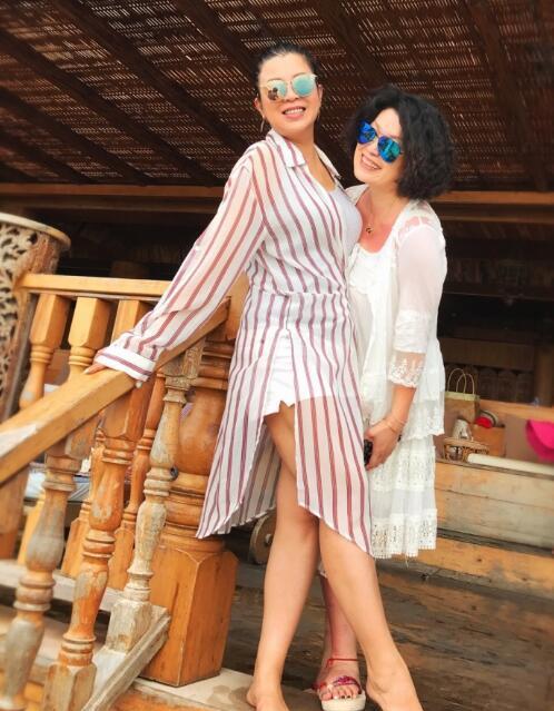 51岁杭天琪穿薄纱海边度假 网友:脚丫好性感