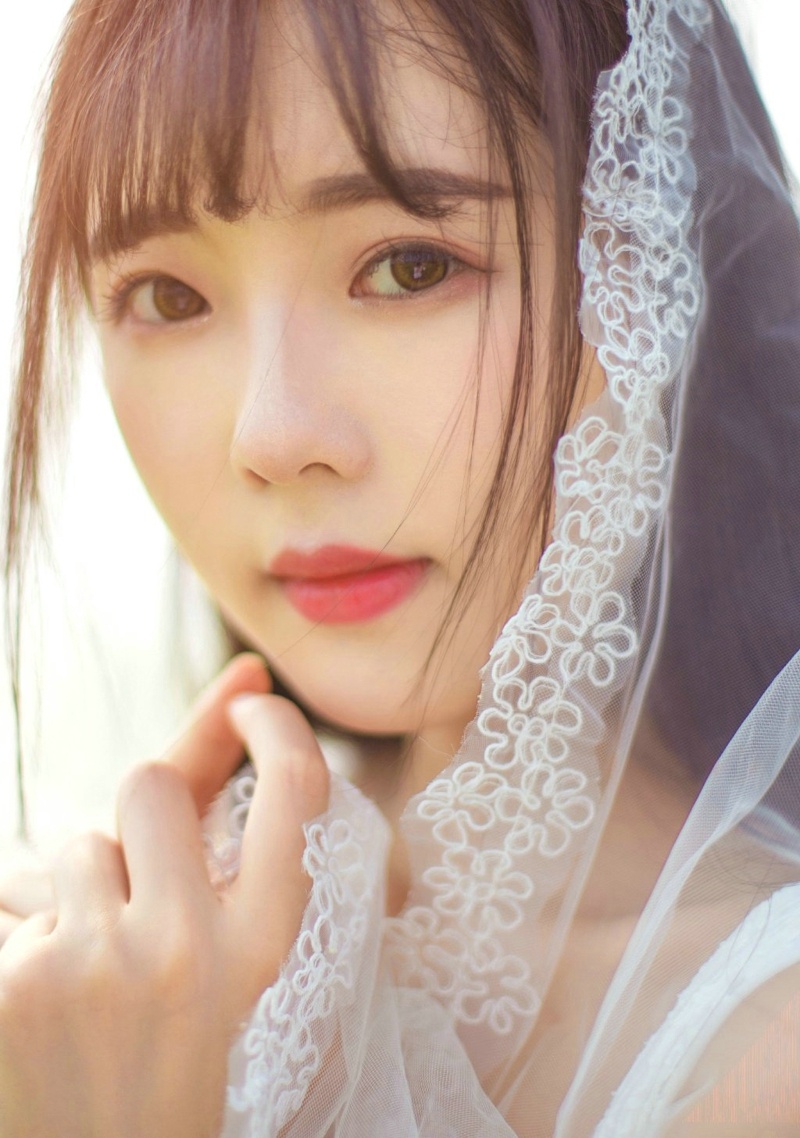 绿丛处的蕾丝白纱气质女神清丽迷人写真集 @微相册 @微博摄