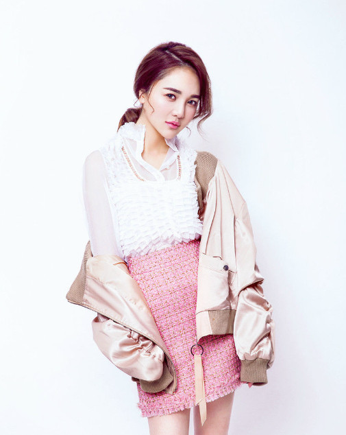 小苹果靳梦佳最美表情照,真的能被她治愈系笑容迷倒