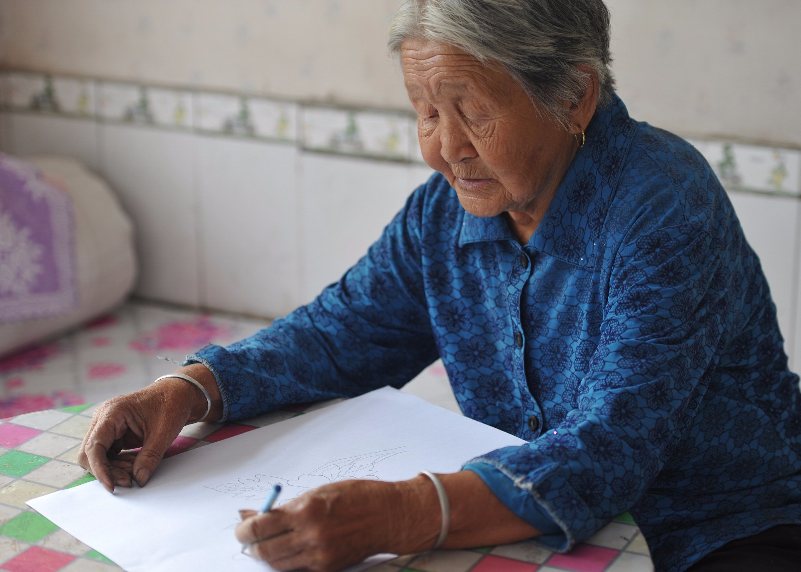 90岁乡村老太左手能作画,80岁前忙到没空聊天睡午觉