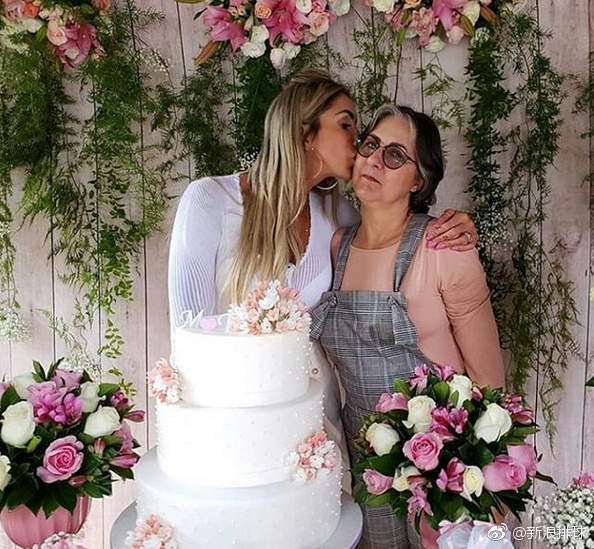 巴西名将塔伊萨和男友订婚,恭喜