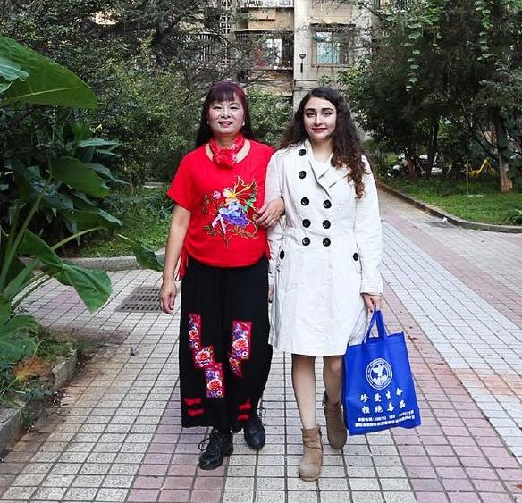 古巴"洋媳妇"为爱退学来中国,和婆婆广场大妈打成一片