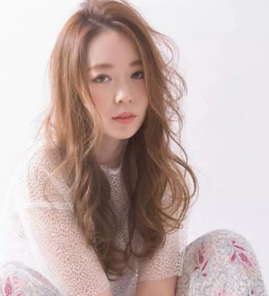 中长发烫什么发型好看?高人气微卷烫发好看又显脸小!