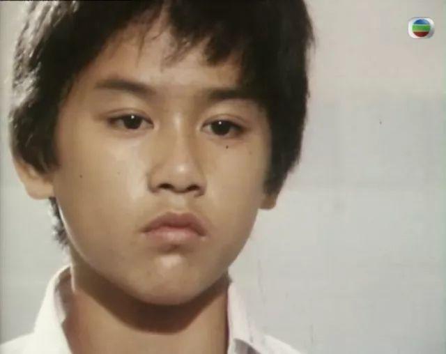 今天,我们要讲的这个明星,就是港台第一代童星——黄宗赐.