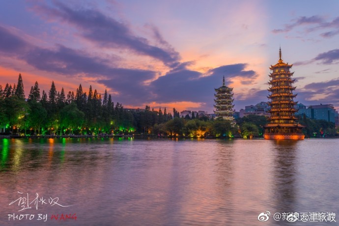 桂林两江四湖日月双塔桂林城区夜景最美的地方晚霞照耀下