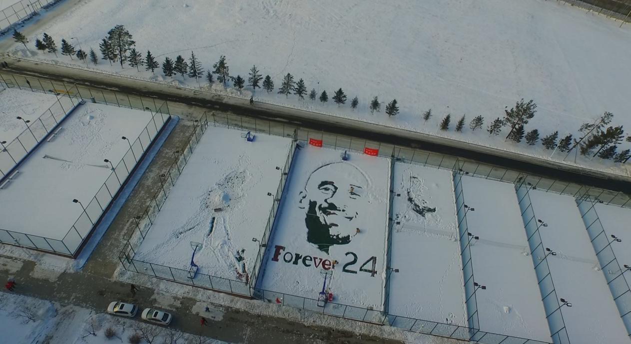 科比在国人眼中地位多高?退役战公司放1天假,大学雪地绘制画像