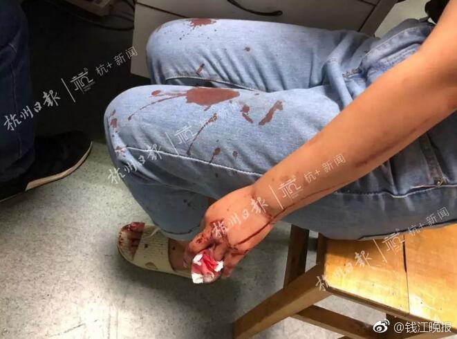 00后男孩爬上杭州小区6楼求复合,遭拒后把水果刀捅进自己腹部[傻眼]