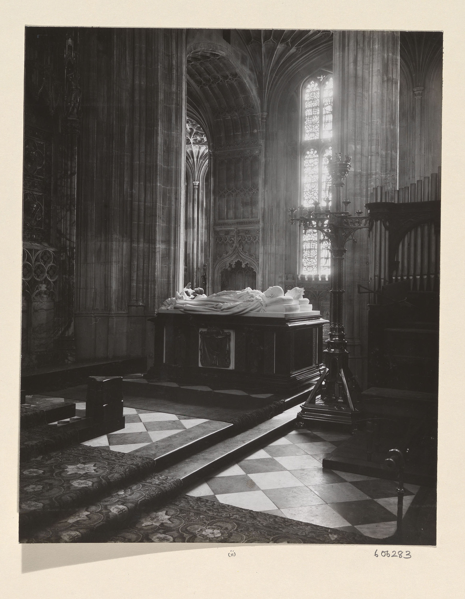 近代英国王室的墓地在温莎古堡①.主要集中在圣乔治教堂