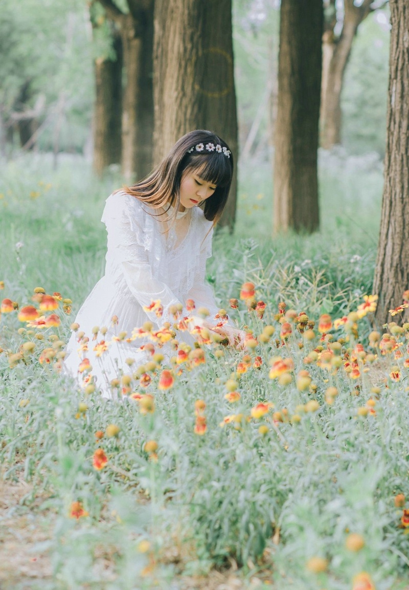 葱绿花丛中的花环姑娘小巧玲珑写真集