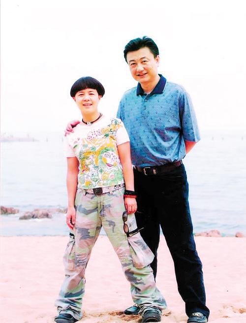 53岁王宁近照,妻子"金龟子"容颜不老,女儿从假小子变大美女