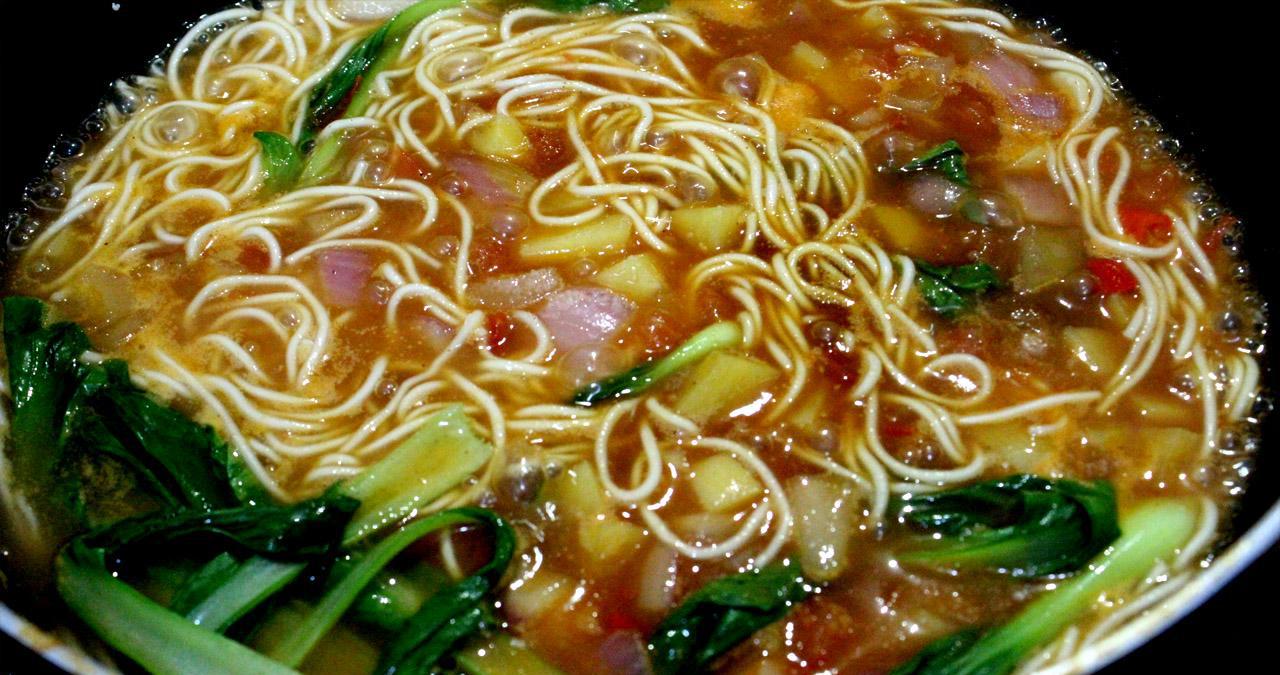 今天小雨就教大家做一道多c又抗衰老,还助消化的多c五彩鲜蔬面吧.