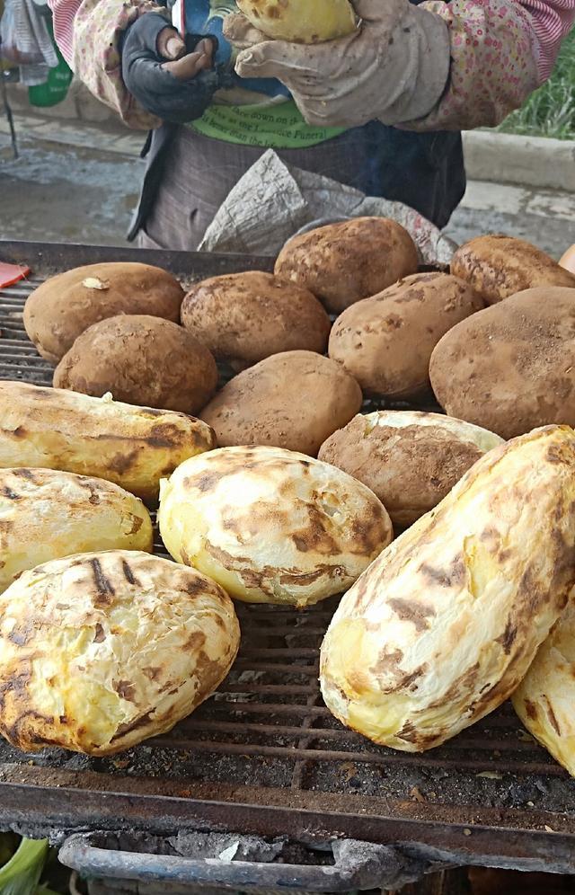 贫民窟街边的二元一个烤土豆风雨无阻诠释土豆的另类吃法
