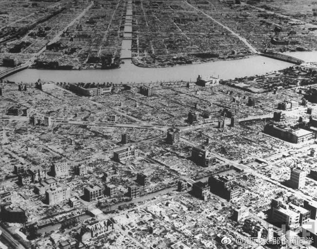 1945年在美军持续轰炸下的日本城市