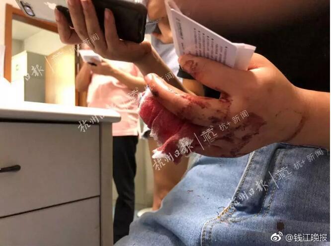 一女在三墩同仁家园女子的住处疑因感情纠纷发生争执,随后男子用刀