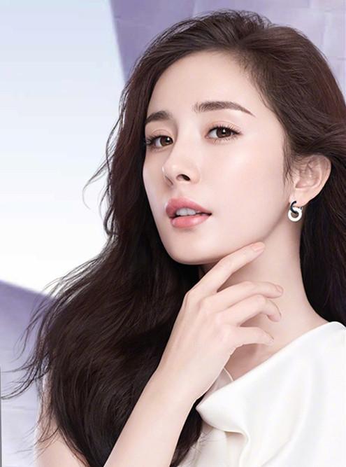 杨幂拍写真,画完眉毛显得好英俊,要是眉毛没画是啥样?