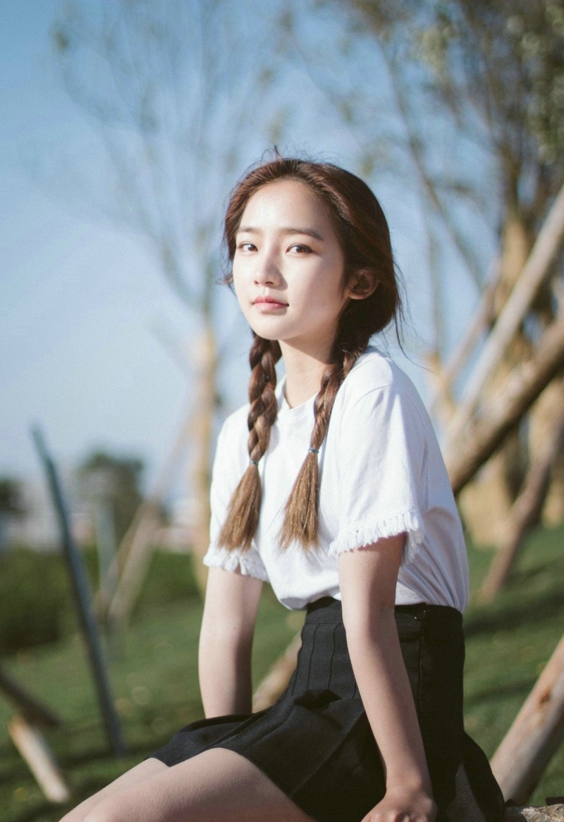 草地上的麻花辫甜美俏皮少女靓丽写真集 @微相册 @微博摄影