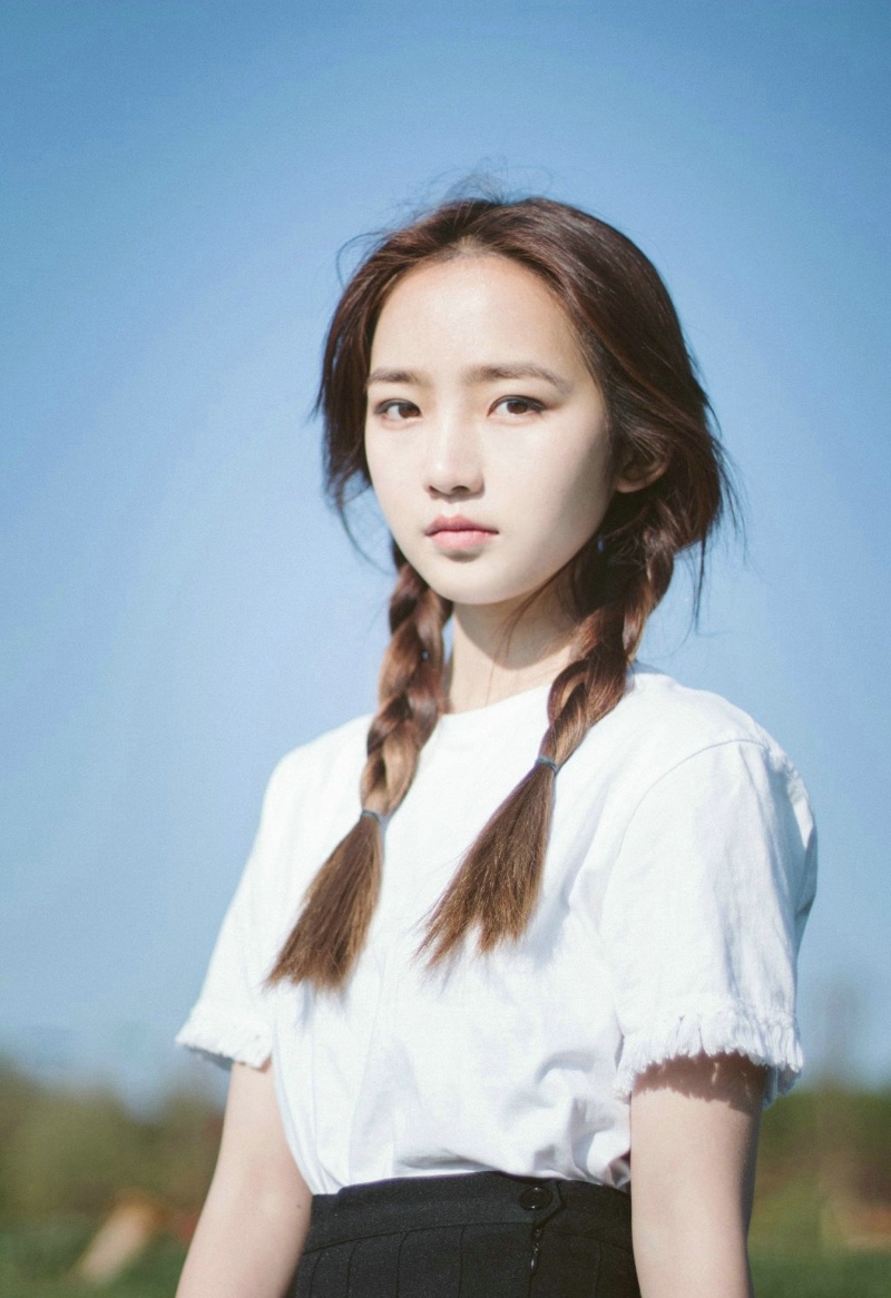 草地上的麻花辫甜美俏皮少女靓丽写真集 @微相册 @微博摄影