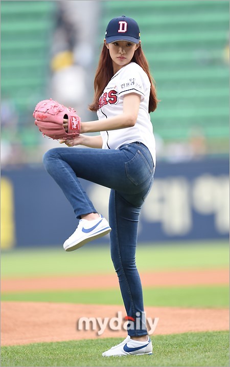 韩国女艺人stephanielee任棒球比赛开球嘉宾动作标准展甜美笑容