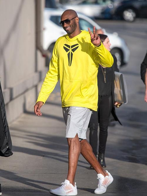 湖人传奇巨星科比近照,一身黄衣显朝气,网友:小腿依然销魂