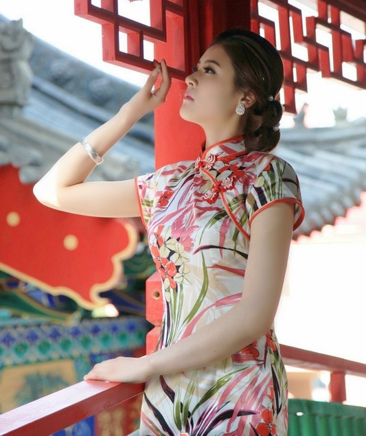 一个有着东方民族文化特色的古韵装美女