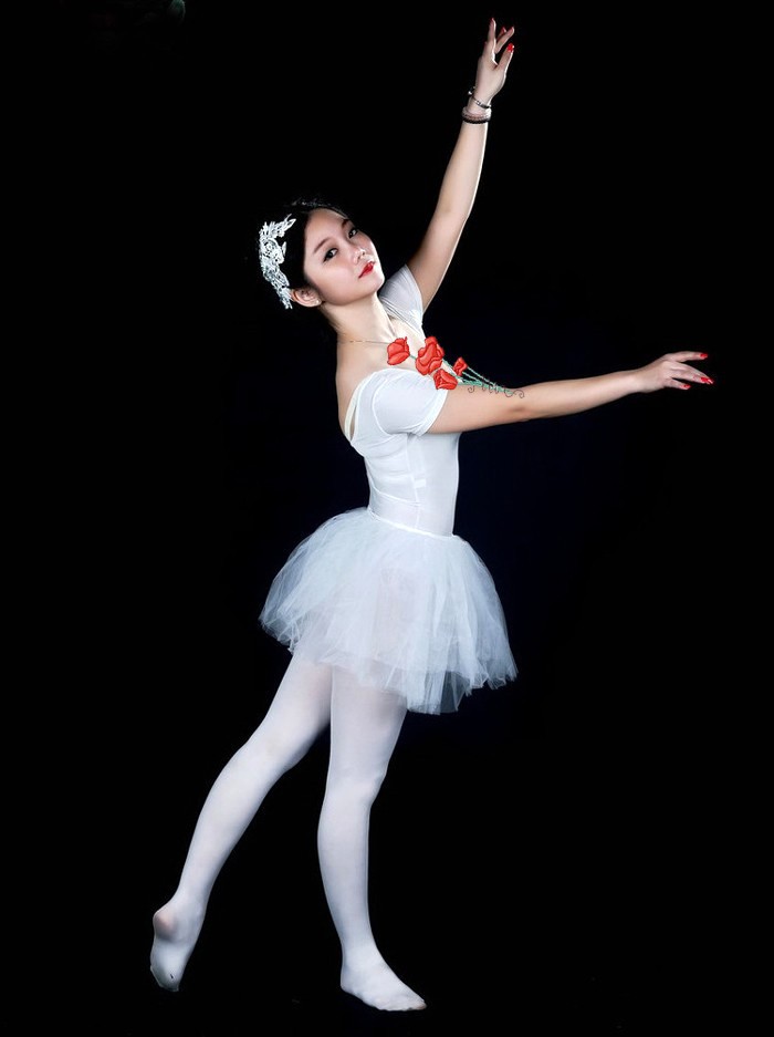 一个在练习芭蕾舞蹈的舞者