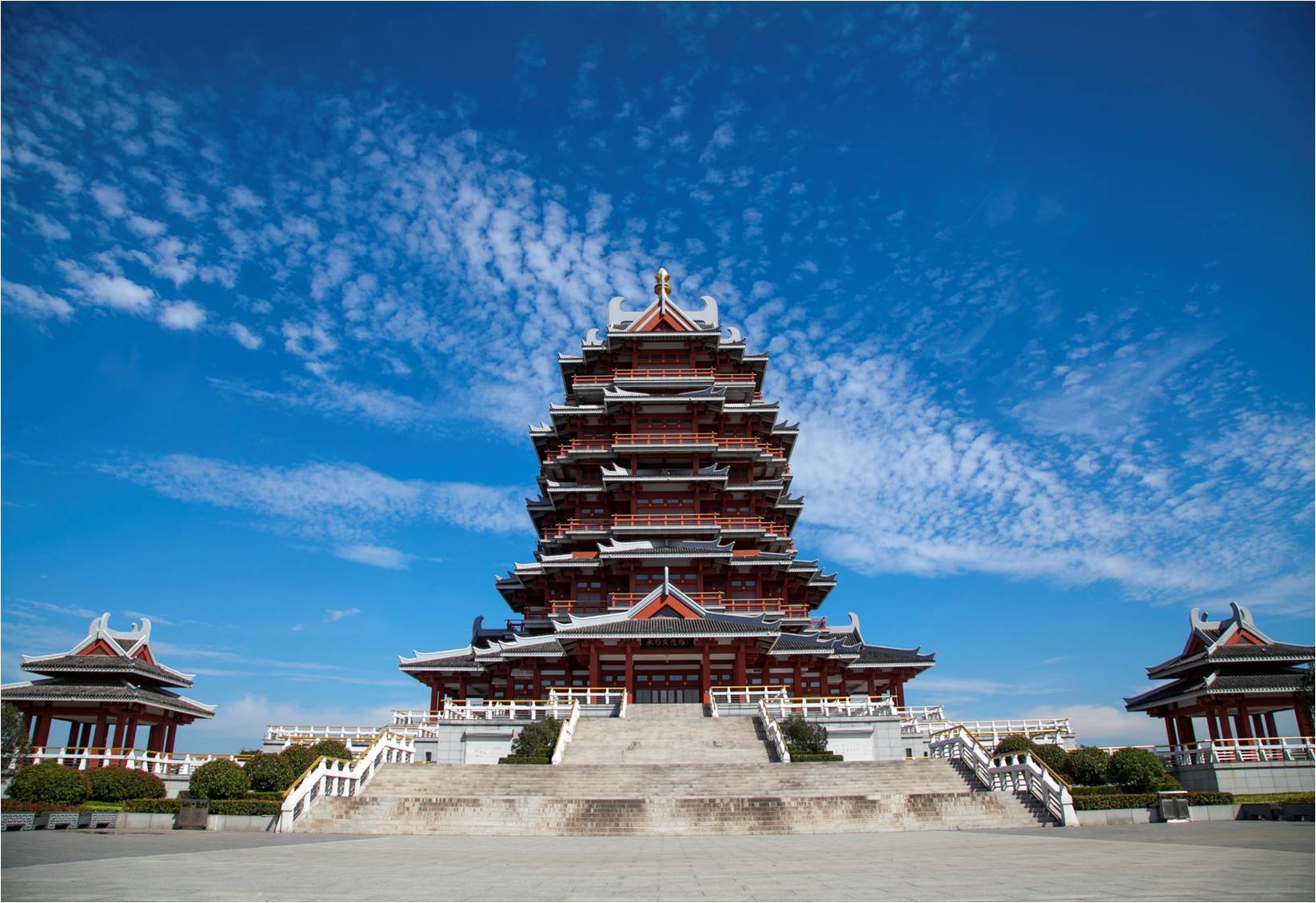 一个市辖区,位于江苏省的中部地区,得名于古代吴王夫差开邗沟,筑邗城