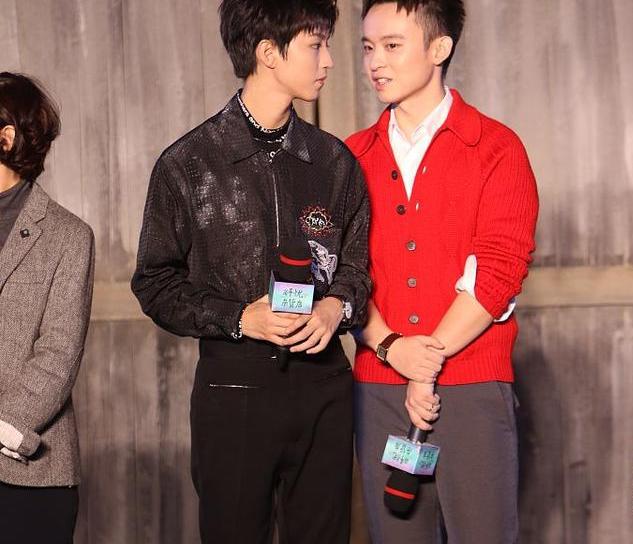 董子健"霸王硬上弓",王俊凯一脸惊恐 迪丽热巴短裙秀美腿