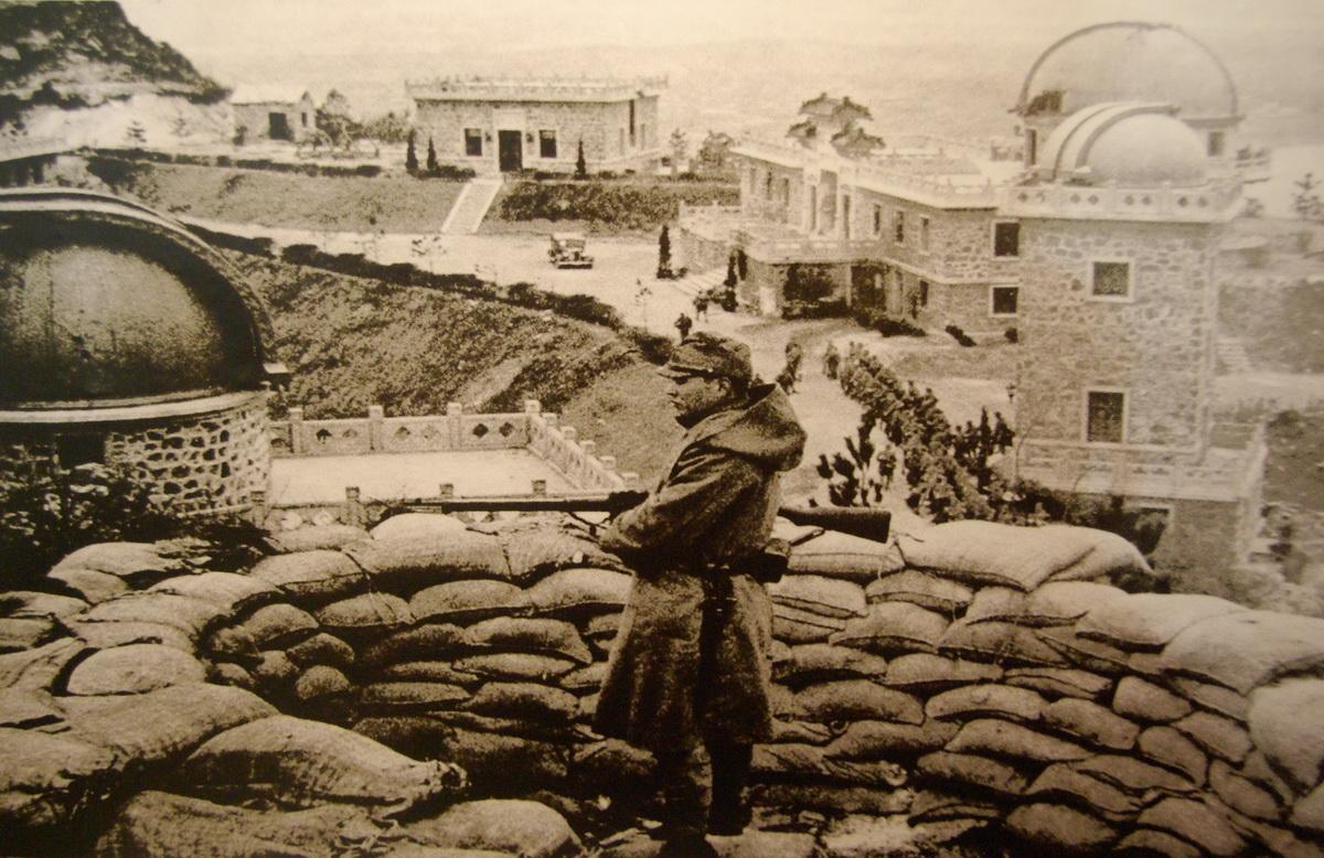 此将率3000人,在日军眼皮底下大摇大摆走着,鬼子却不敢开枪