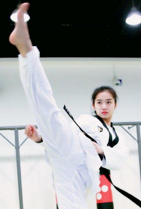 除了她是练过跆拳道的之外,李程程的颜值也是不低的,由她来出演还是挺