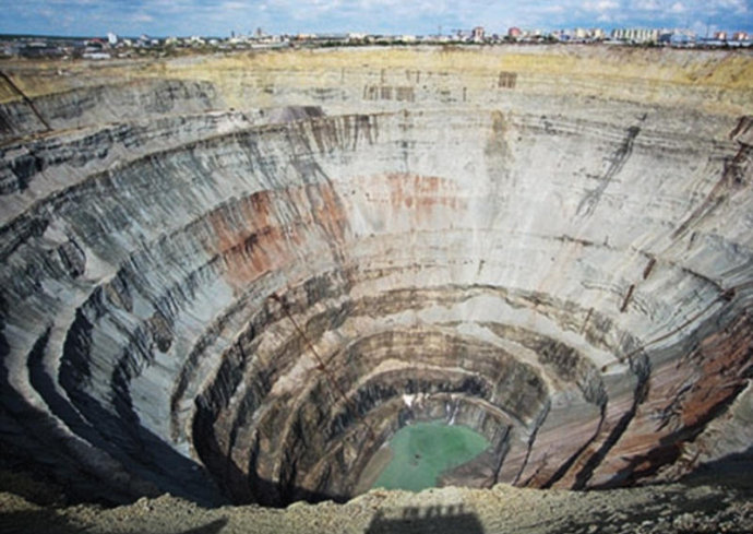 非洲黄金巨矿,储量100年都挖不完,但看看这些矿工的生活!