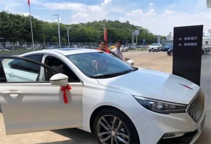 男子18万提红旗h5,刚上路就被路虎追尾车主看到车尾后长脸了