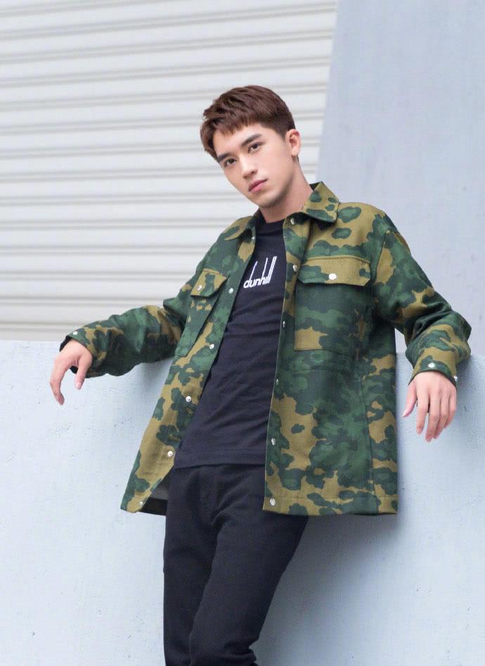 许魏洲时装秀身穿宽松"军训服",网友调侃:果然是靠脸的!