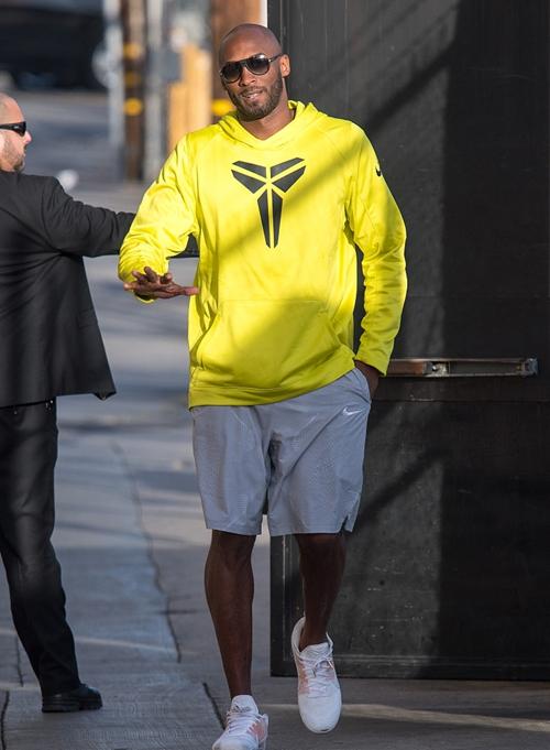 湖人传奇巨星科比近照,一身黄衣显朝气,网友:小腿依然销魂