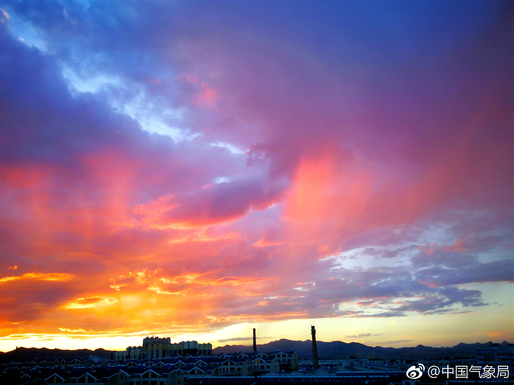 27日19时20分左右,辽宁锦州市区的天空出现晚霞,在不到10分钟的时间里