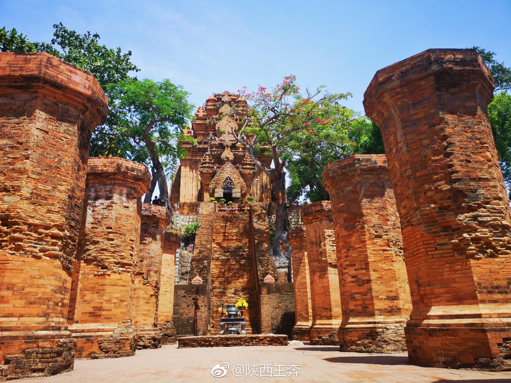 神秘的古占婆国遗迹-婆那加占婆塔,缩小版吴哥窟.