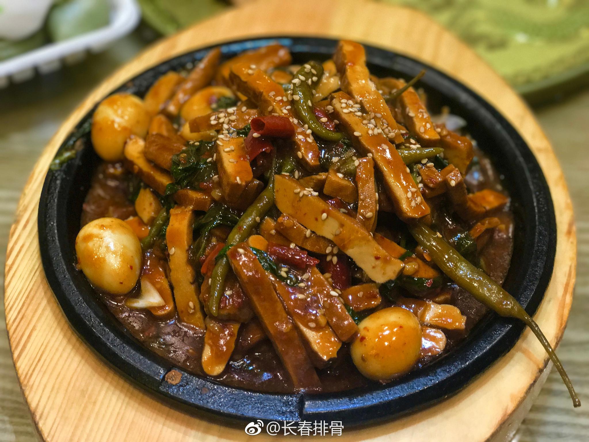 传统的延边美食,石板豆腐,料足酱香,还有干茄子炒鱿鱼