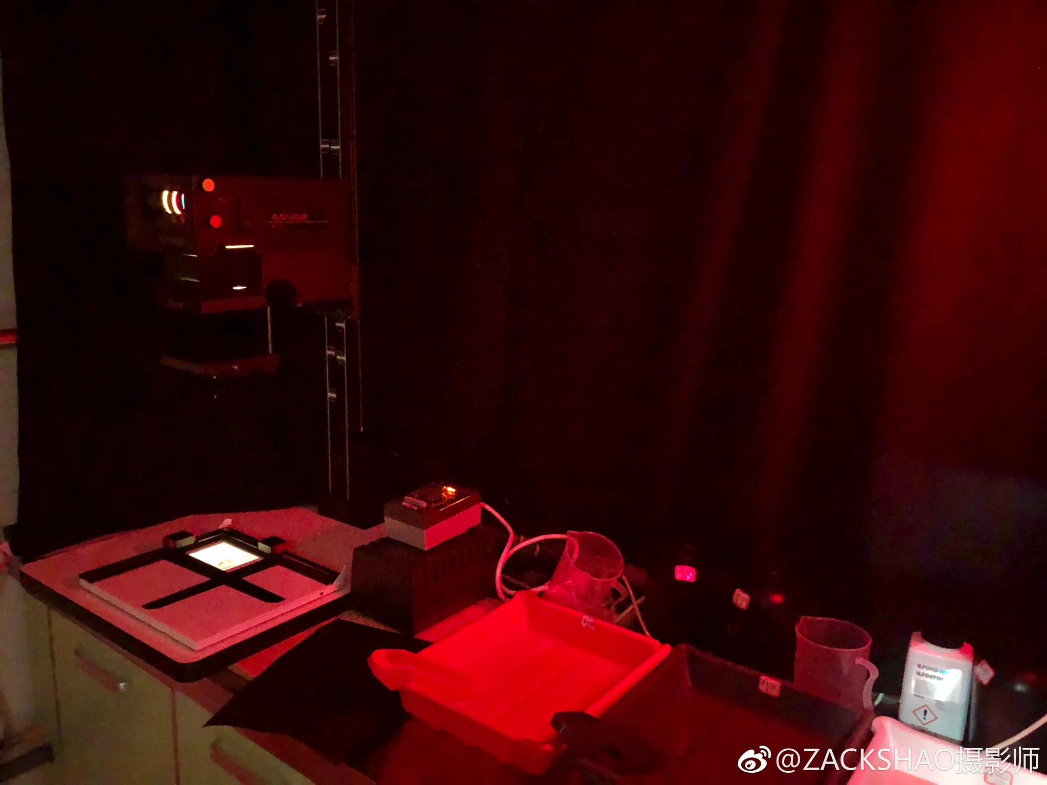 暗房终于搭建好了 不知不觉玩了一下午 给小海浪妈放大两张片子出来看