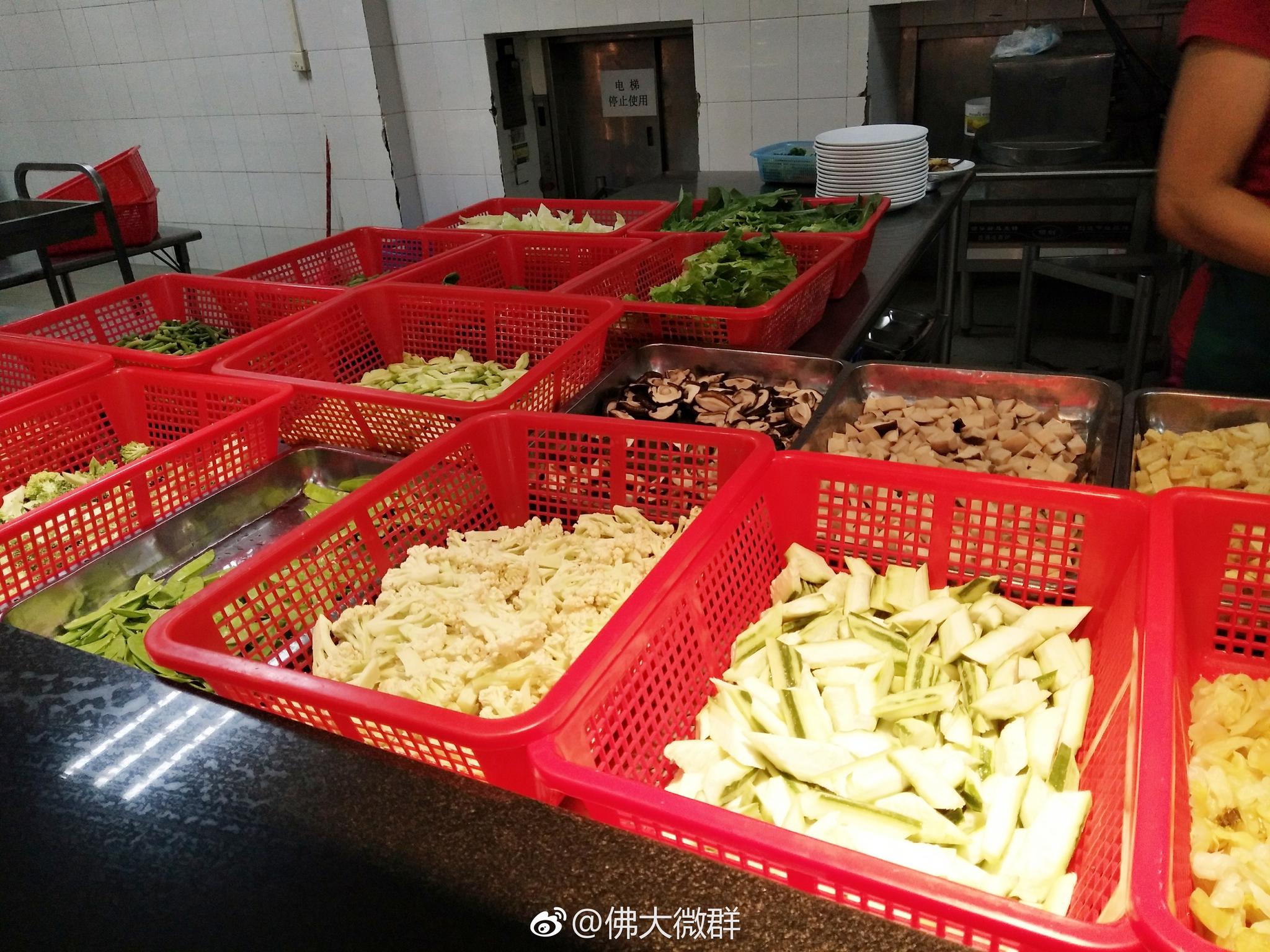 西区饭堂新开窗口现炒菜,菜式丰富