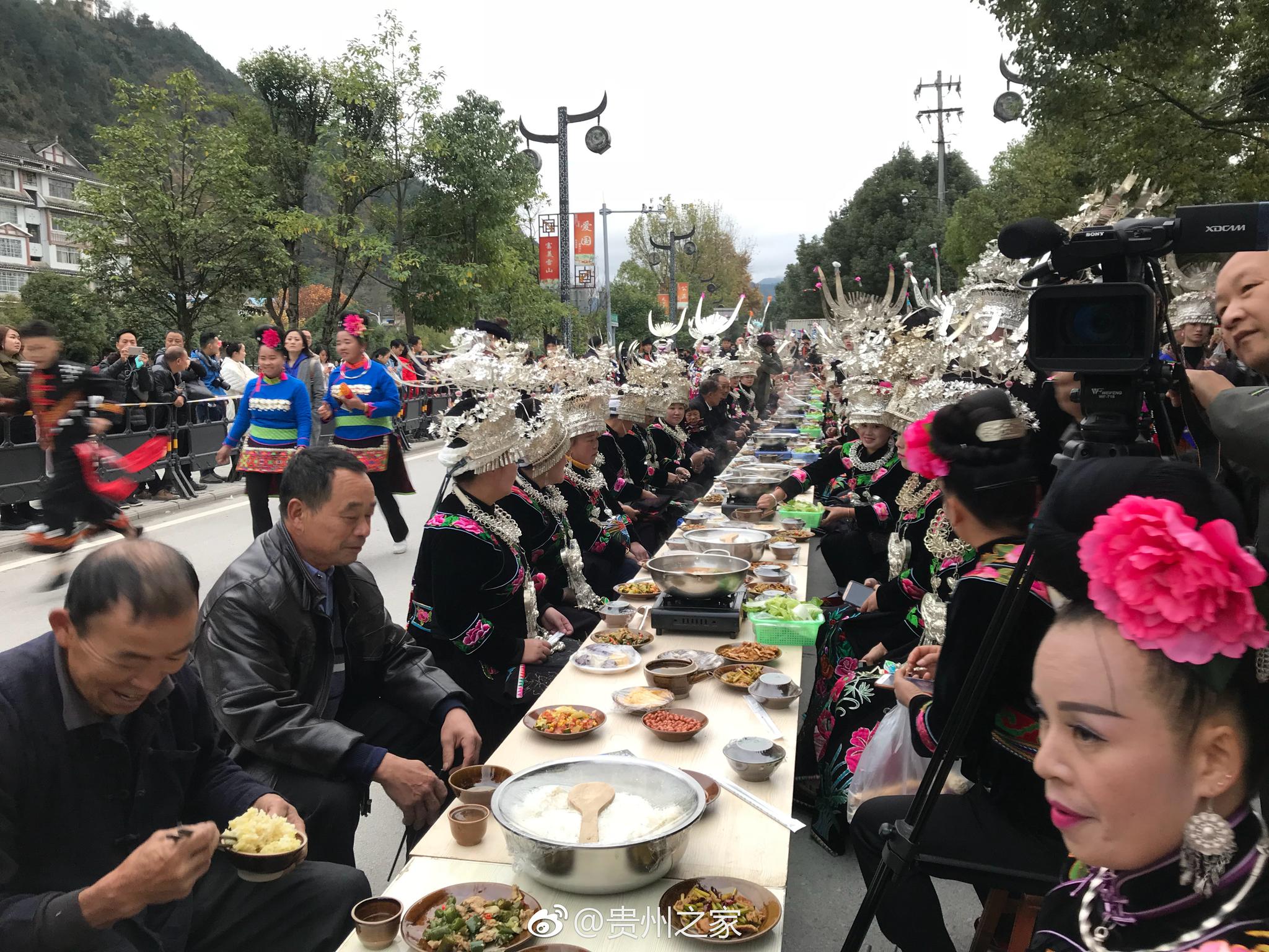 苗族千人长桌宴是苗族宴席的最高形式与隆重礼仪,已有几千年的历史