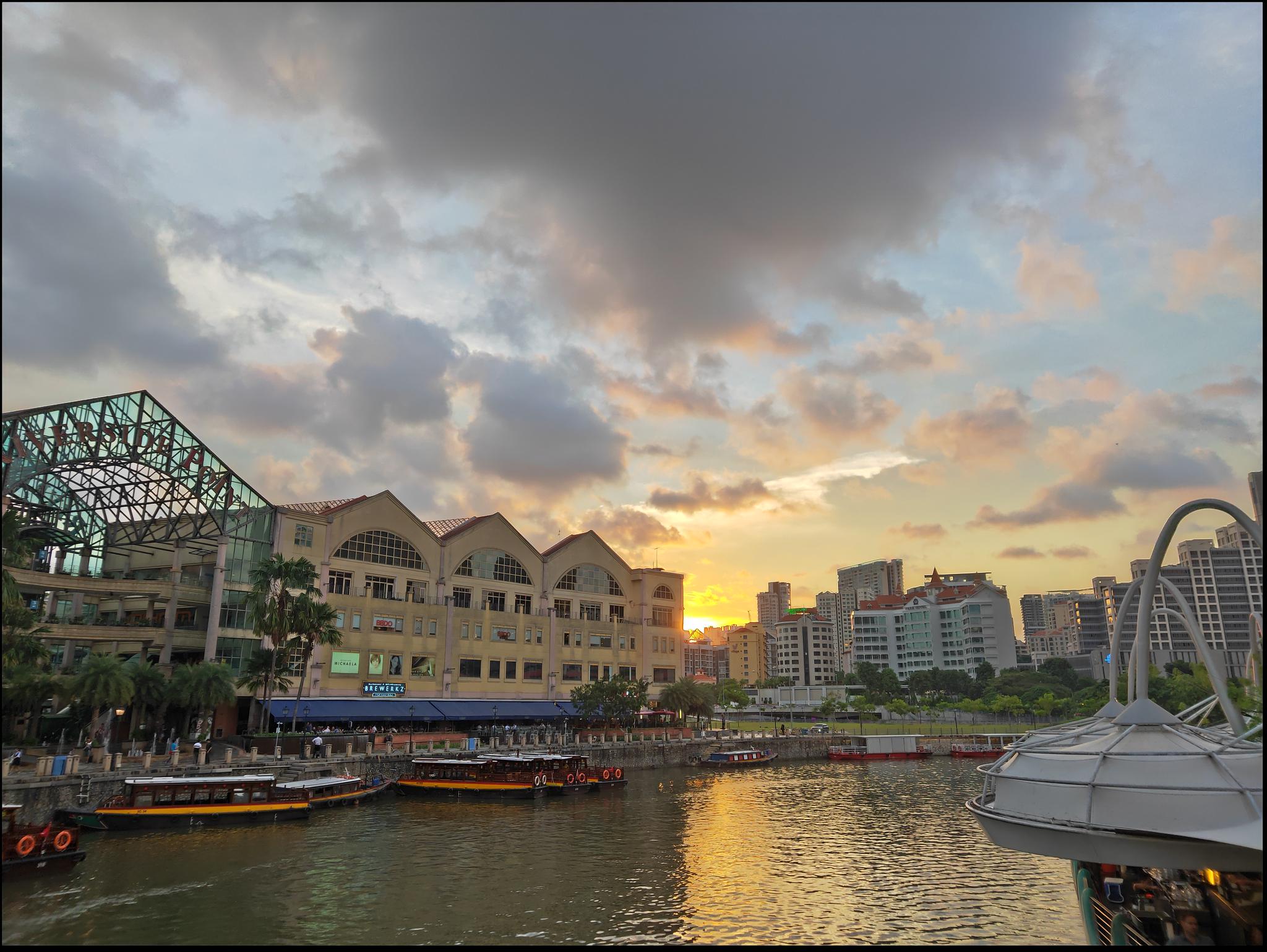 夕阳下的克拉码头clarke quay新加坡的世外桃源有很多风格